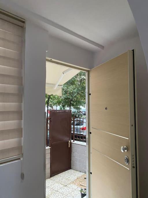 Es Apartment Tiranë Luaran gambar